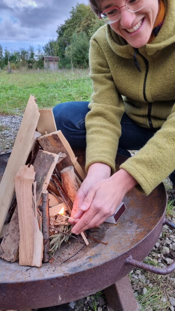 Ein Lagerfeuer wird entzündet